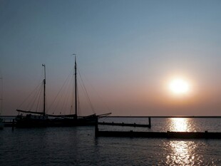 夕阳下的宁静海港