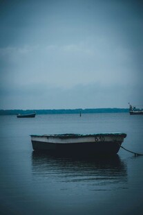 海上孤舟静泊