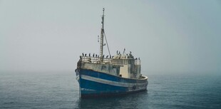 海上航行的蓝白相间渔船