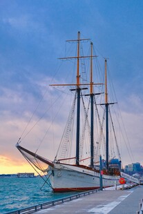 夕阳下的码头帆船美景