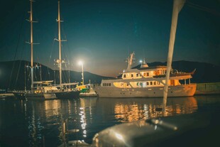 夜晚码头停泊的明亮船只