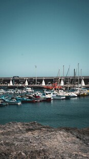 海港停泊船只风景如画