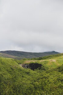 绿野山丘间的自然景致