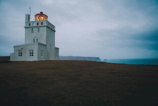 海边孤独灯塔