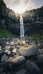 山间瀑布下的嶙峋怪石