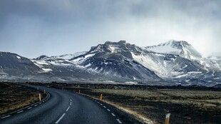 蜿蜒公路通向雪山美景