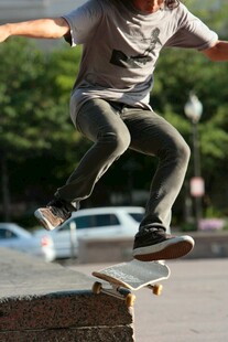 少年街头滑板酷炫瞬间