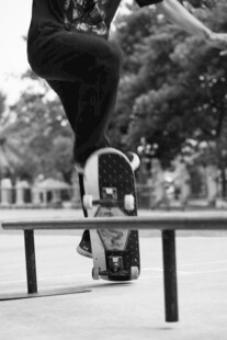 滑板者在栏杆上的酷炫瞬间