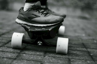 脚下滑板鞋 开启动感时刻