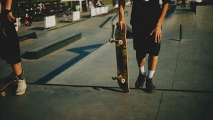 滑板少年在户外练习滑板