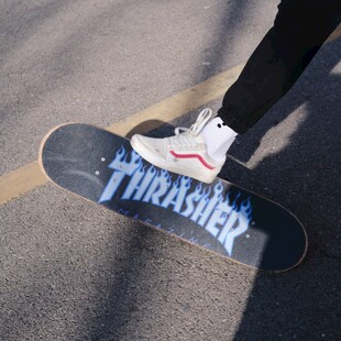 脚踩Thrasher滑板特写