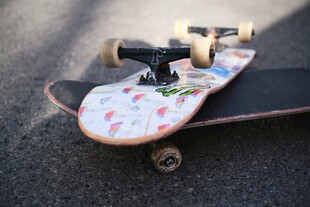 彩色图案滑板置于路面