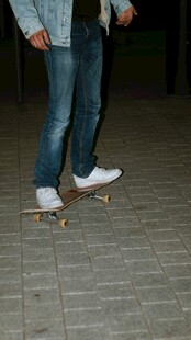 男子夜晚街头玩滑板