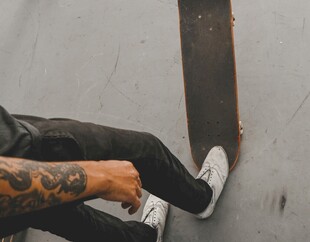 纹身者的滑板姿态