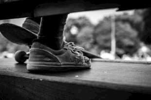 脚下的休闲鞋特写