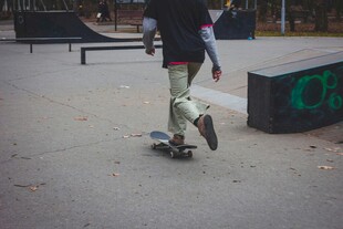 街头滑板少年酷炫瞬间