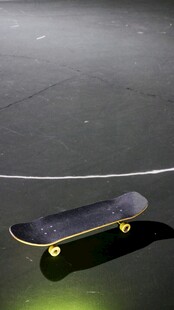 地面上的黑色滑板