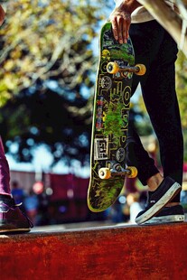 手持多彩滑板的酷炫瞬间