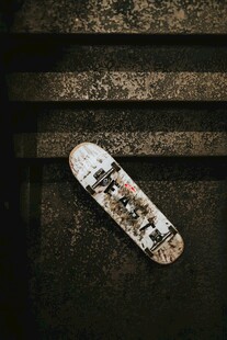 个性滑板置于粗糙地面