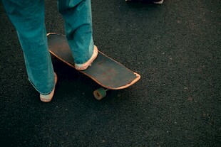 双脚立于滑板上的瞬间