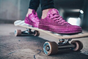粉色潮鞋踩滑板酷炫瞬间