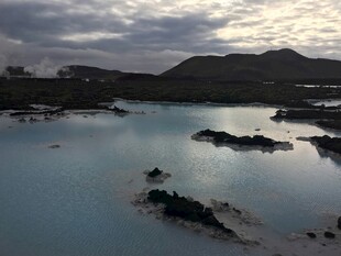 梦幻蓝湖与岸边嶙峋礁石