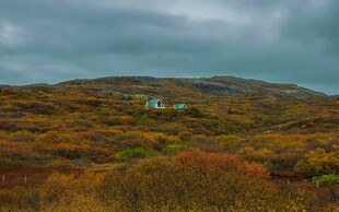 秋日山间小屋风景