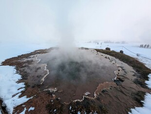 雪地中的热气腾腾温泉口