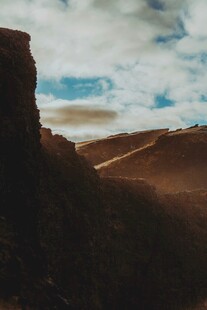 山间公路与壮丽天空景观