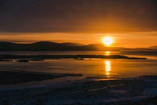 夕阳下的静谧湖面美景