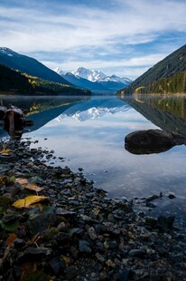 宁静湖畔美景