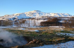 雪山下的自然景观