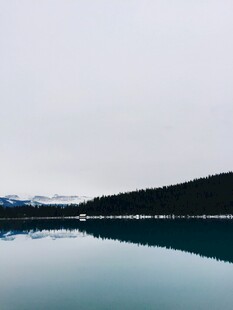 平静湖面与远山的美丽景致