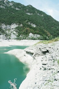 青山环抱的碧绿湖泊