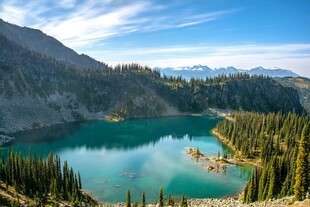 高山湖畔美景