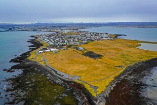 海岛风光 金黄草地与城镇