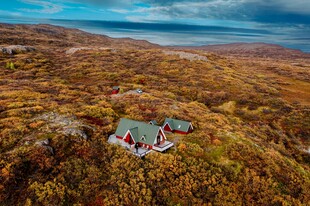 山间小屋的秋日美景