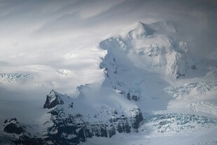 巍峨雪山壮丽景致