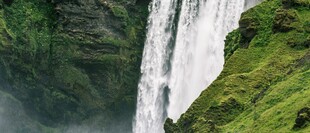 山间飞瀑 绿意环绕的美景
