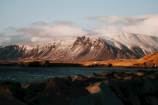 壮丽雪山下的开阔原野