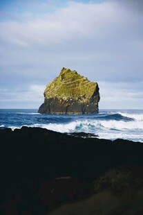 海中孤岩景观