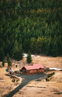 山间红顶小屋风景