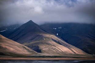 壮丽山峦与云雾景观