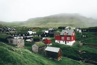 北欧乡村风景中的彩色小屋
