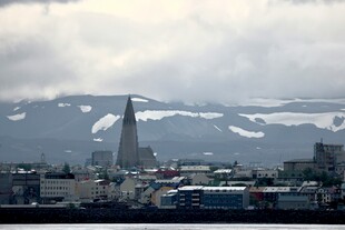 冰岛城市与远处雪山景观