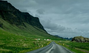 山间公路穿行于绿野之间