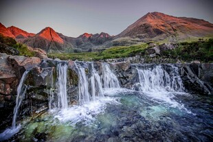 山间瀑布美景
