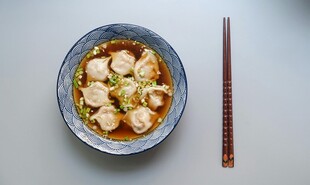 一碗美味馄饨配筷子