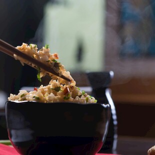 筷子夹起美味米饭