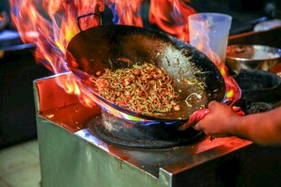 大厨旺火颠炒美味佳肴